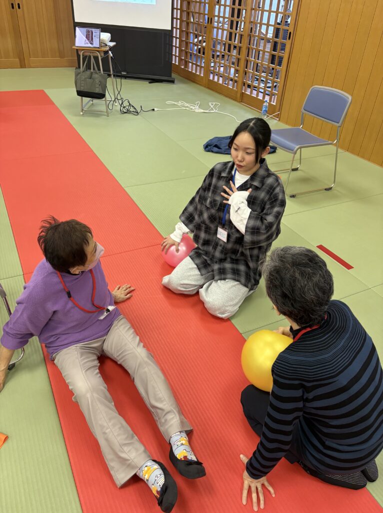 サンセリテ社員 平も、呼吸のエクササイズをレクチャーしています